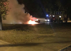 Горящий ВАЗ на улице Брусилова в Воронеже запечатлели на фото