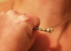 В Воронеже рецидивист сорвал с шеи пенсионерки цепочку с крестиком