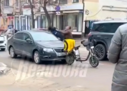 Бешеный курьер напал на девушку в Воронеже