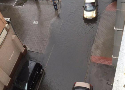 Жители Воронежа не могут выйти из своего двора после проливного дождя