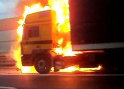 В Воронеже поздним вечером сгорела фура Volvo