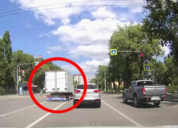 Чуть не сбившего детей на переходе воронежца скромно оштрафовали за тройное нарушение ПДД