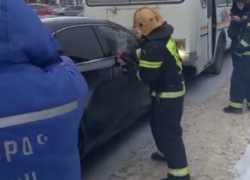 Спасатели кувалдой разбили стекло Lexus, чтобы достать труп водителя в Воронеже