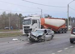 Первые секунды после ДТП с фурой у воронежского кладбища сняли на видео