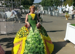 Елена Фаддеева поразила гостей международной выставки платьем из перца и баклажанов