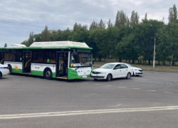 Врезался в автобус с пассажирами: полиция проводит проверку после маневра Rapid в Воронеже 