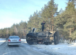 Воронежец вызывал ГИБДД, стоя на машине-перевертыше с ребенком