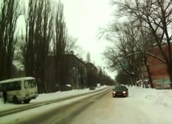 На Левом берегу Воронежа маршрутка улетела в сугроб после того, как ее подрезала легковушка