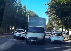 Дерзкий заезд газелиста по односторонней дороге сняли в Воронеже