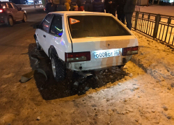 Пытаясь избежать столкновения, воронежец улетел на машине в забор