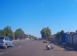 Момент жесткого ДТП с байкером попал на видео в Воронеже 