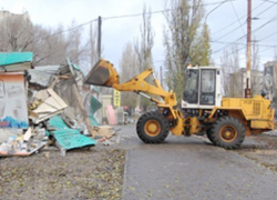 В Железнодорожном районе Воронежа экскаватор разбил торговую точку бутлегера