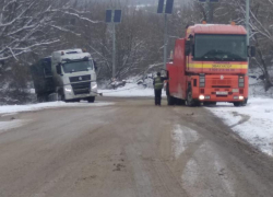 Дальнобойщика занесло на воронежской дороге 