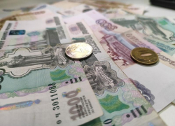 Четыре месяца сотрудницы воронежского банка получали зарплату за уволенную коллегу 