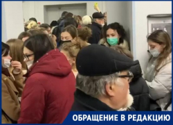 Ковидную давку в стенах поликлиники устроили пациенты в Воронеже