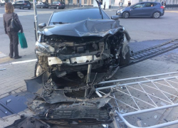  Mazda снесла ограждение, установленное ко Дню Победы в Воронеже 