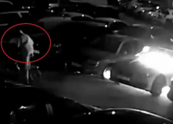 Камера сняла дерзкий поджог BMW велосипедистом в Воронеже