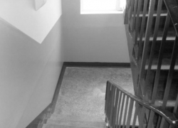 Тело 14-летнего подростка нашли в подъезде дома в Воронеже