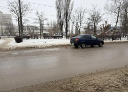 Две девушки попали под колеса легковушки напротив БСМП в Воронеже 