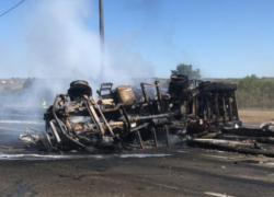 Водитель грузовика заживо сгорел под Воронежем после взрыва колеса