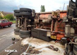 Дизельное топливо залило трассу под Воронежем после ДТП с грузовиком 