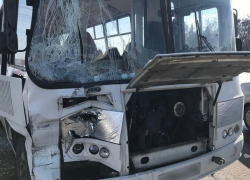 В Воронеже перед Северным мостом два автобуса столкнулись с грузовиком