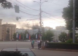 Горящий "дом под тряпкой" в центре Воронежа сняли на видео