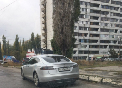 Прекрасную Tesla сфотографировали среди суровой воронежской действительности 