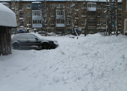 Родители заперли 2-летнего ребенка в холодной машине в Воронеже