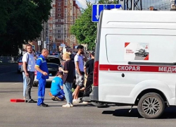 Курьер на электросамокате врезался в легковушку на перекрестке в центре Воронежа