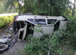 Молодой воронежец нарушил ПДД, свалился в кювет и перевернул машину 