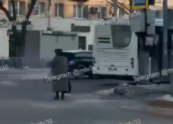 Бабушку-регулировщицу застали за полезным занятием в Воронеже  