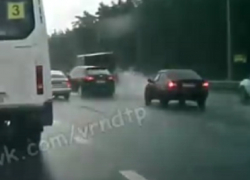 Момент массового ДТП из-за остановившейся «Газели» сняли в Воронеже 