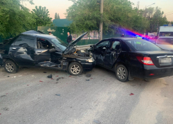 Последствия ДТП с четырьмя машинами попали на видео в Воронеже