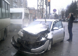 Центр Воронежа превратился в сплошную пробку из-за ДТП с маршруткой и Kia 