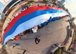 Огромный флаг развернули в Воронеже 