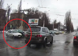 В Воронеже водитель иномарки устроил массовое ДТП и попал на видео 
