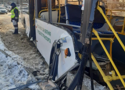 Пострадали 11 человек: пассажирский автобус протаранил бордюрный камень на виадуке у Заставы в Воронеже