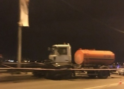 На воронежской набережной грузовик смял "Мерседес"