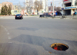 Открытый люк на дороге около Памятника Славы в Воронеже возмутил горожан