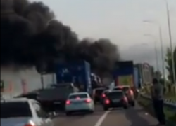 У автозаправки на трассе под Воронежем полыхала фура