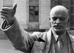 71 год назад в центр Воронежа вернули обновленного Ленина