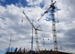 На стройке в Воронеже рабочий упал в вентиляционную шахту 