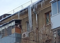 Угрожающую связку сосулек-убийц заметили на крыше хрущевки в центре Воронежа