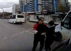 Момент жесткой встречи автобуса с пешеходами на "зебре" сняли с места водителя