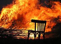 СМИ: Неблагополучные родители устроили пьяную вечеринку под Воронежем, пока горел их 2-летний сын и дедушка