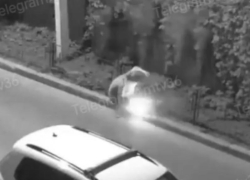 Пьяный приколист устроил фейерверк на дороге и попал на видео в воронежском ЖК