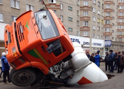 В Воронеже бетономешалка провалилась под землю