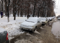 Десятки автомобилей вмерзли в землю из-за коммунальной аварии на Космонавтов