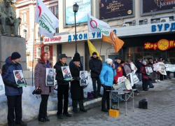 Воронежцы вышли к кинотеатру «Пролетарий» почтить память Бориса Немцова 